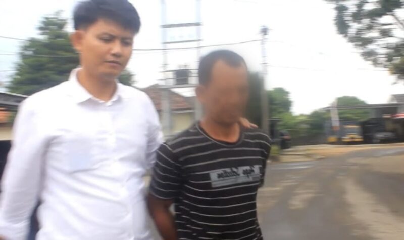 Tersangka saat digiring unit PPA Satreskrim Polres Lampung Timur.
