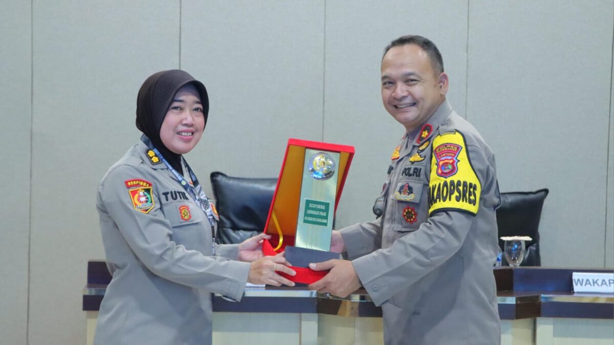 Pemberian plakat oleh Katim Supervisi Sespim Lemdiklat Polri kepada Wakapolres Tanggamus, Rabu 7 Agustus 2024 | Dok. Polres Tanggamus.