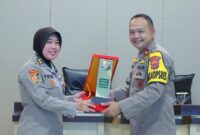 Pemberian plakat oleh Katim Supervisi Sespim Lemdiklat Polri kepada Wakapolres Tanggamus, Rabu 7 Agustus 2024 | Dok. Polres Tanggamus.