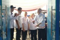 Pj Bupati Tanggamus, Mulyadi Irsan saat meresmikan gerai Dolpin di Kantor Syahbandar, Kota Agung, Rabu 7 Agustus 2024 | Aldo/Media Prioritastv.com.