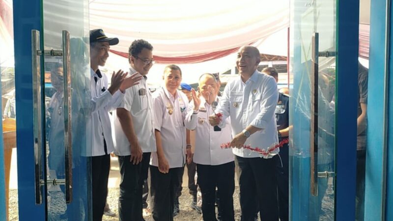 Pj Bupati Tanggamus, Mulyadi Irsan saat meresmikan gerai Dolpin di Kantor Syahbandar, Kota Agung, Rabu 7 Agustus 2024 | Aldo/Media Prioritastv.com.