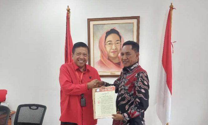 Ir. Mindo Sianipar, memberikan rekomendasi kepada Drs. H. Raidin Pinim, MAP, di Kantor DPP PDI Perjuangan, Jalan Diponegoro, Jakarta Pusat, Rabu 7 Agustus 2024. 