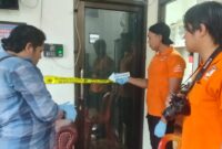 Polisi saat olah TKP dan pemasangan police line di TKP penusukan Edi Kedel, Rabu 7 Agustus 2024 | Dok. Polres Tanggamus.