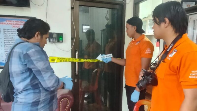 Polisi saat olah TKP dan pemasangan police line di TKP penusukan Edi Kedel, Rabu 7 Agustus 2024 | Dok. Polres Tanggamus.