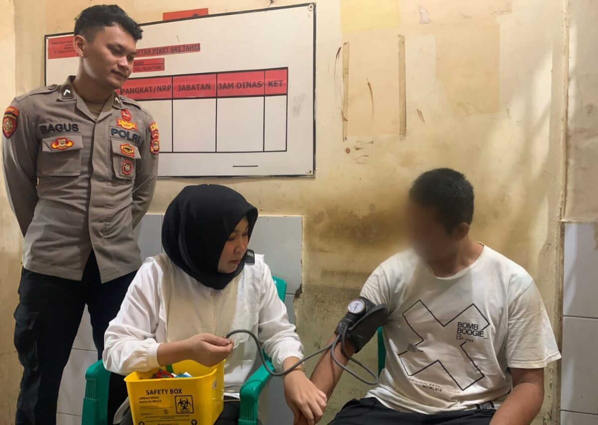 Pemeriksaan kesehatan tahanan Polres Tanggamus, Kamis 8 Agustus 2024.