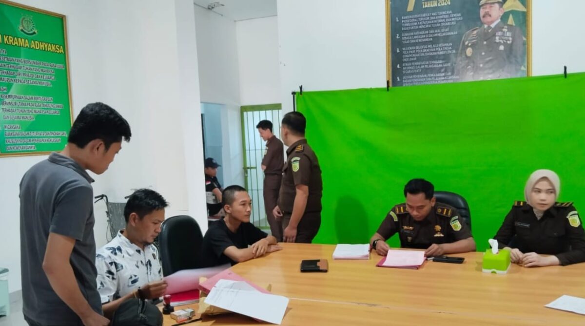 Tersangka Sultan Putra Abdi (tengah baju hitam) saat dilimpahkan ke Kejaksaan Negeri Lampung, Barat, Rabu 7 Agustus 2024.