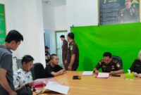 Tersangka Sultan Putra Abdi (tengah baju hitam) saat dilimpahkan ke Kejaksaan Negeri Lampung, Barat, Rabu 7 Agustus 2024.