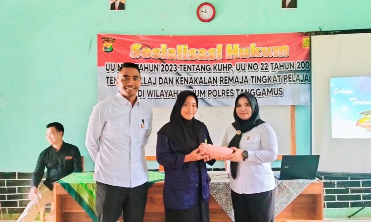 Pemberian doorprize kepada pelajar dalam sosialisasi di SMK Darul Fikri, Pugung, Tanggamus, Kamis 8 Agustus 2024.