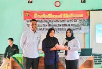 Pemberian doorprize kepada pelajar dalam sosialisasi di SMK Darul Fikri, Pugung, Tanggamus, Kamis 8 Agustus 2024.