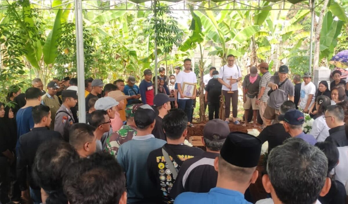 Prosesi pemakaman almarhum Edi Kedel di pemakaman Tionghoa, Dusun Mincang Pekon Negeri Agung, Talang Padang, Tanggamus, Jumat 9 Agustus 2024 | Asrul Ariski/Media Prioritastv.com.