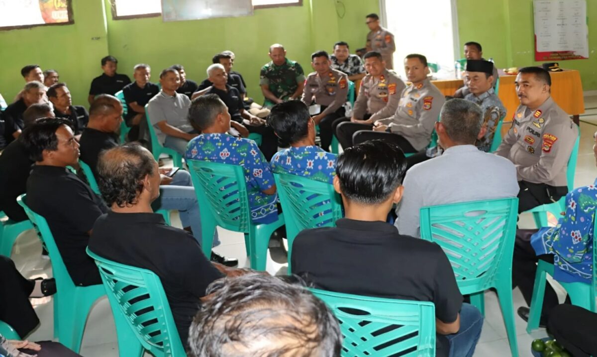Masyarakat Pekon Tulung Agung, Gading Rejo, Pringsewu saat Curhat ke Kapolres AKBP Yunnus di Balai Pekon setempat, Jumat 9 Agustus 2024.