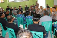 Masyarakat Pekon Tulung Agung, Gading Rejo, Pringsewu saat Curhat ke Kapolres AKBP Yunnus di Balai Pekon setempat, Jumat 9 Agustus 2024.
