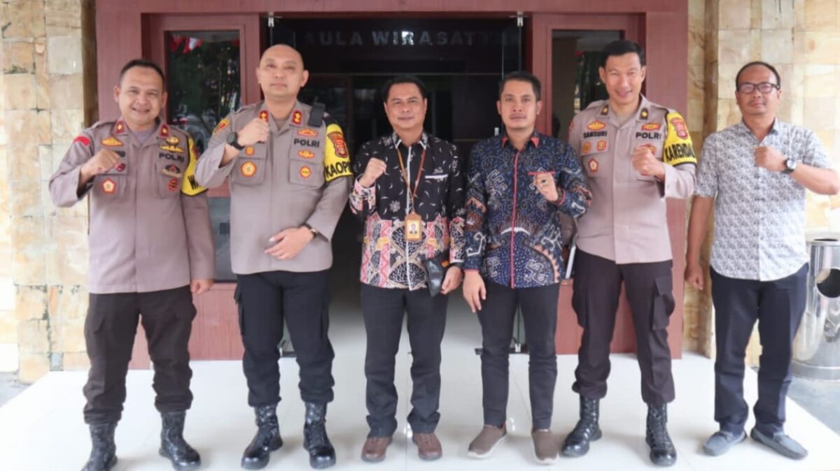 Foto bersama Kapolres Tanggamus, PJU Polres dan Ketua Bawaslu, Jumat 9 Agustus 2024 | Dok. Polres Tanggamus.