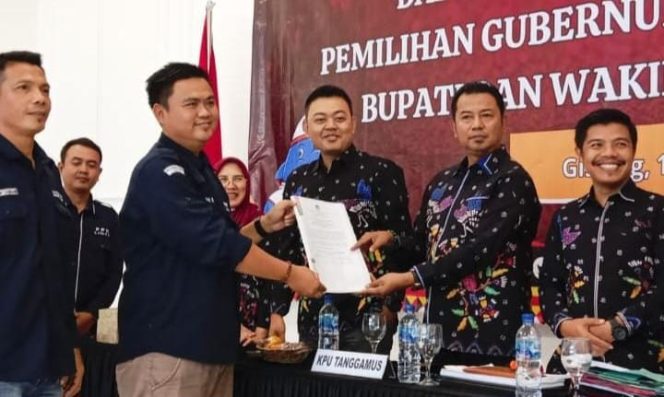 Penyerahan Data DPS per Kecamatan dari PPK yang diterima Ketua KPU Tanggamus, Angga Lazuardi di Hotel Royal Gisting, Sabtu 10 Agustus 2024 | Herdi/Media Prioritastv.com.