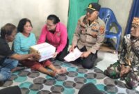 Kapolsek BNS Iptu Edward saat menyerahkan bahan pokok kepada disabilitas di Pekon Hantatai, Sabtu 10 Agustus 2024.
