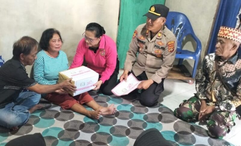Kapolsek BNS Iptu Edward saat menyerahkan bahan pokok kepada disabilitas di Pekon Hantatai, Sabtu 10 Agustus 2024.