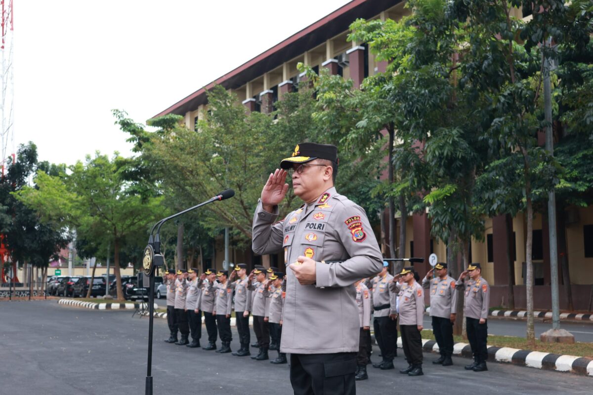 Kapolda Lampung Irjen Pol Helmy Santika S.H.S.I.K.M.Si, saat Memimpin Apel Pagi di Halaman Apel Mapolda Lampung, Senin 12 Agustus 2024. Dok. Bidhumas Polda Lampung.