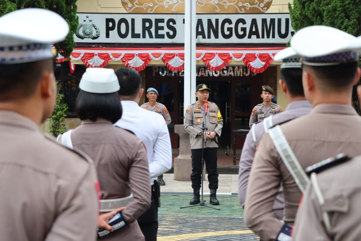 Kapolres Tanggamus AKBP Rivanda saat pimpin apel perdana di lapangan Mapolres Tanggamus, Senin 12 Agustus 2024.