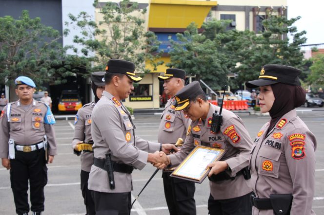 
 Penyerahan penghargaan oleh Kapolresta Bandar Lampung, Senin 12 Agustus 2024.