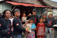 Penyerahan bantuan sosial Tekab 308 Presisi Polres Tanggamus di Kapuran, Pasar Madang, Kota Agung, Senin 12 Agustus 2024.