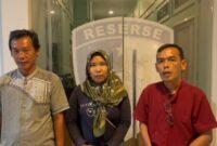 Keluarga korban bersama Kakon Guring saat menyampaikan apresiasi ke Polres Tanggamus, Senin 12 Agustus 2024, malam.