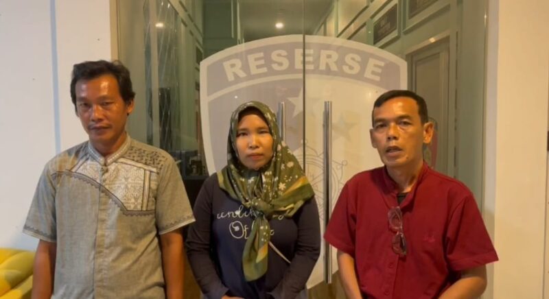 Keluarga korban bersama Kakon Guring saat menyampaikan apresiasi ke Polres Tanggamus, Senin 12 Agustus 2024, malam.