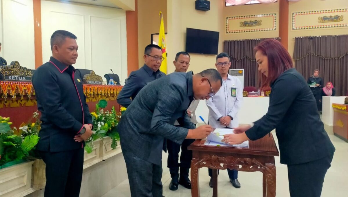 Penandatangan MoU KUPA-PPAS Perubahan oleh DPRD Tanggamus dan Pemkab Tanggamus, Senin 12 Agustus 2024.