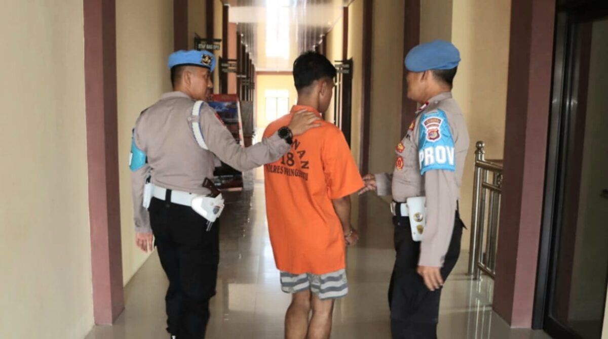Tersangka AS saat akan dijebloskan ke sel tahanan Polres Pringsewu, Selasa 13 Agustus 2024.