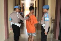 Tersangka AS saat akan dijebloskan ke sel tahanan Polres Pringsewu, Selasa 13 Agustus 2024.