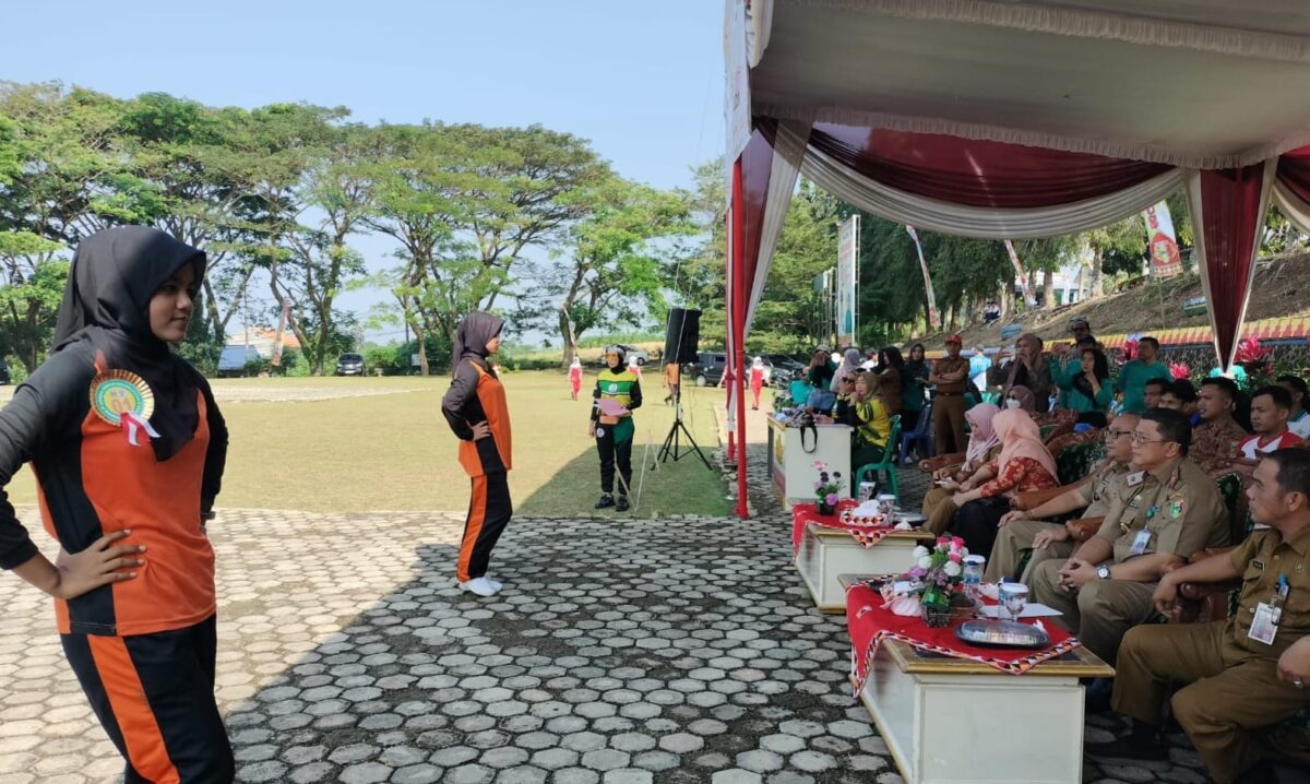 Kegiatan lomba senam kreasi OPD Pemkab Tanggamus di Lapangan Pemkab setempat, Selasa 13 Agustus 2024.