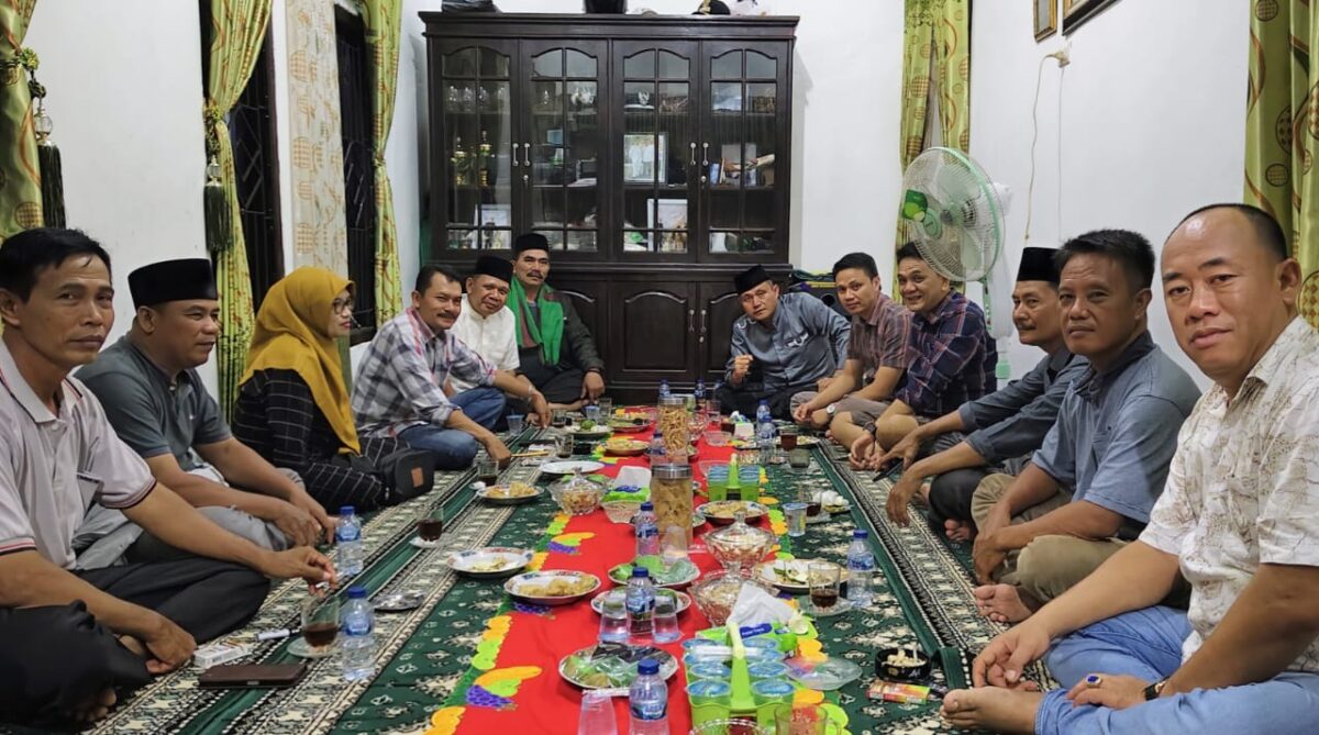 Ketua DPC Apdesi Tanggamus Mirza YB saat menerima kunjungan 12 Kepala Pekon Kecamatan Pematang Sawa di kediamannya, Selasa 13 Agustus 2024 | Santoni Hidayat/Media Prioritastv.com.