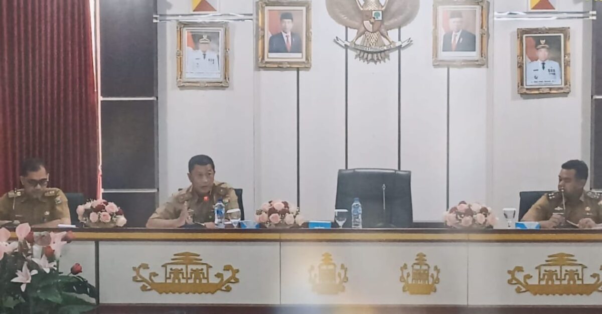 Asisten II Hendra Wijaya (tengah) saat menjelaskan pemotongan DD 14 Pekon di Tanggamus, Selasa 13 Agustus 2024.