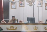Asisten II Hendra Wijaya (tengah) saat menjelaskan pemotongan DD 14 Pekon di Tanggamus, Selasa 13 Agustus 2024.