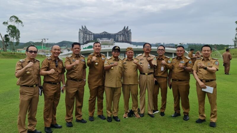 Pj Bupati Tanggamus Mulyadi Irsan (dua dari kiri) saat berada di IKK, Selasa 13 Agustus 2024.