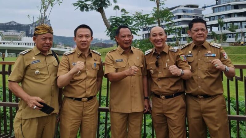 Pj Bupati Tanggamus saat foto bersama Mendagri Tito Karnavian di Komplek IKN, Selasa 13 Agustus 2024.