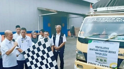 Pj Bupati Tanggamus saat melepas bantuan pangan beras tahap III di gudang bulok, pugung, Kamis 15 Agustus 2024.