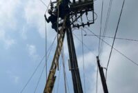 Evakuasi petugas PLN tersengat listrik di Labuhan Maringgai, Lampung Timur, Kamis 15 Agustus 2024.