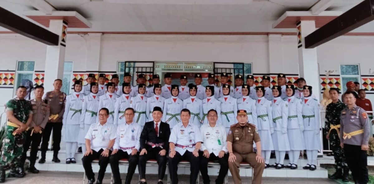Foto bersama Pj Bupati Tanggamus bersama anggota Paskibraka dan para pelatih usai pengukuhan di GFU Islamic Center, Kota Agung, Kamis 15 Agustus 2024.