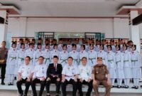 Foto bersama Pj Bupati Tanggamus bersama anggota Paskibraka dan para pelatih usai pengukuhan di GFU Islamic Center, Kota Agung, Kamis 15 Agustus 2024.