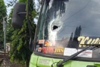 Ilustrasi pelemparan kaca truk di Lampung Utara.