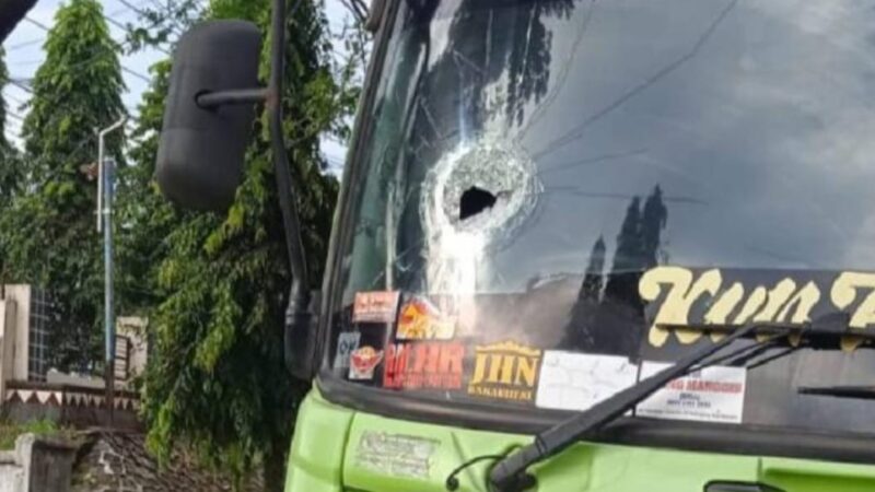 Ilustrasi pelemparan kaca truk di Lampung Utara.