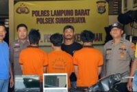 Ketiga tersangka saat diamankan Polsek Sumberjaya, Lampung Barat, Jumat 16 Agustus 2024.