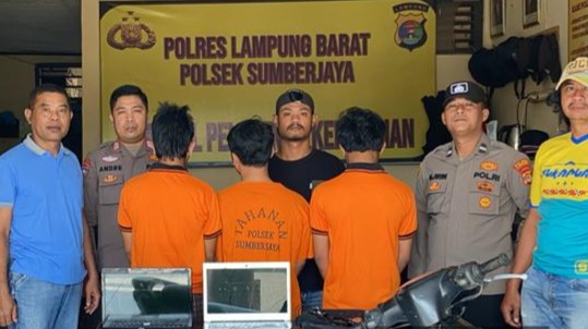 Ketiga tersangka saat diamankan Polsek Sumberjaya, Lampung Barat, Jumat 16 Agustus 2024.