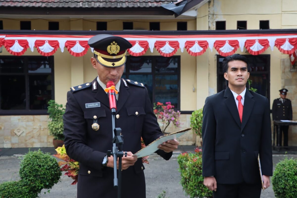 Kabag Ops Polres Tanggamus Kompol Samsuri saat membacakan teks Proklamasi Upacara HUT 79 RI di Polres Tanggamus, Sabtu 17 Agustus 2024.