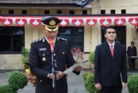 Kabag Ops Polres Tanggamus Kompol Samsuri saat membacakan teks Proklamasi Upacara HUT 79 RI di Polres Tanggamus, Sabtu 17 Agustus 2024.