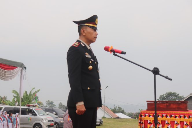 
 Kapolsek Talang Padang AKP Bambang Sugiono, S.H., saat Menjadi Inspektur Pemimpin Upacara. Foto : Asrul Ariski. 