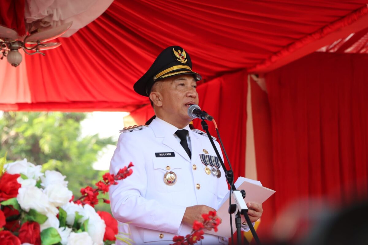 Pj Bupati Tanggamus, Mulyadi Irsan saat menyampaikan amanat upacara HUT ke 79, Republik Indonesia di Lapangan Merdeka, Kota Agung, Sabtu 17 Agustus 2024 | Herdi/Media Prioritastv.com.