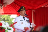 Pj Bupati Tanggamus, Mulyadi Irsan saat menyampaikan amanat upacara HUT ke 79, Republik Indonesia di Lapangan Merdeka, Kota Agung, Sabtu 17 Agustus 2024 | Herdi/Media Prioritastv.com.
