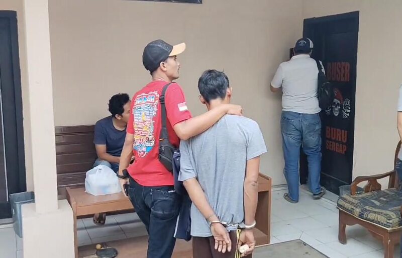 Tersangka MN usai ditangkap dan dibawa ke Polsek Gading Rejo, Pringsewu, Jumat 16 Agustus 2024.