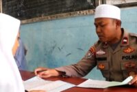 Aktifitas Aipda Poniman saat mengajar ngaji di Pekon Pampangan, Sekincau, Lampung Barat.